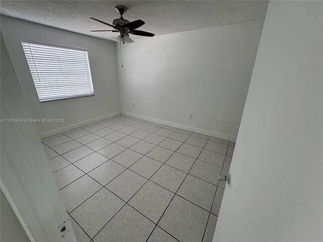 Building Photo - 921 W 80th Pl