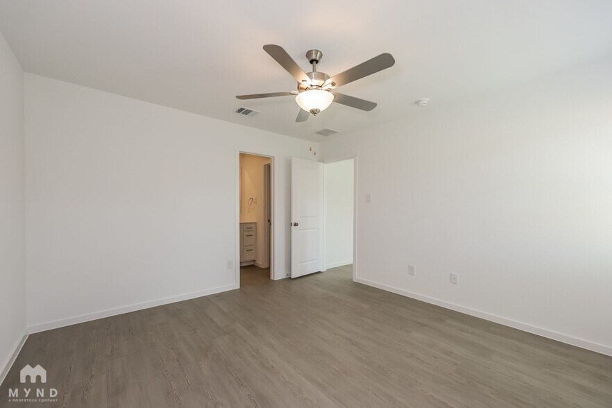 Building Photo - 2720 River Knl Ln