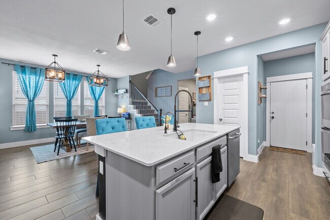 Building Photo - 525 Compania Cove