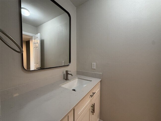 Building Photo - 1824 Thonig Rd