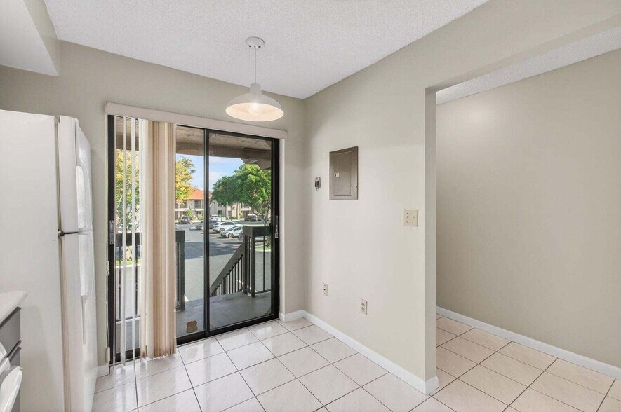 Building Photo - 400 Club Cir