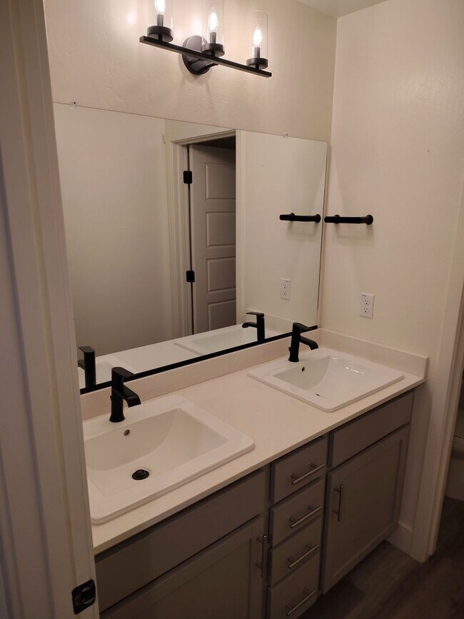 Building Photo - Spacious 5-Bedroom, 4-Bathroom House with Mother-in-Law Suite in SE Bakersfield