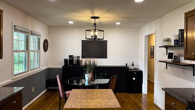 Building Photo - Updated Brick Ranch - Move In Ready!