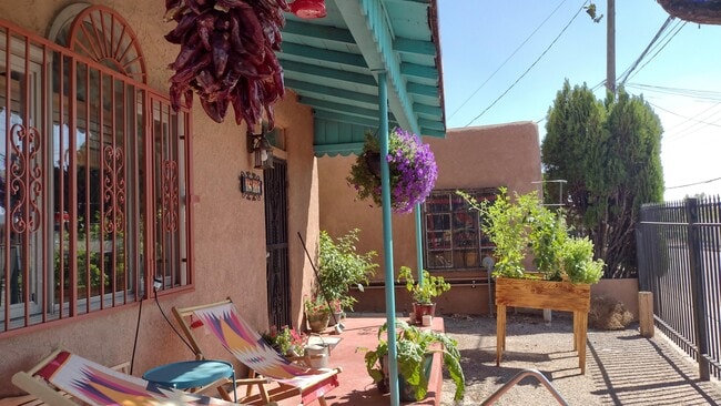 Building Photo - 1510b Edith Blvd NE