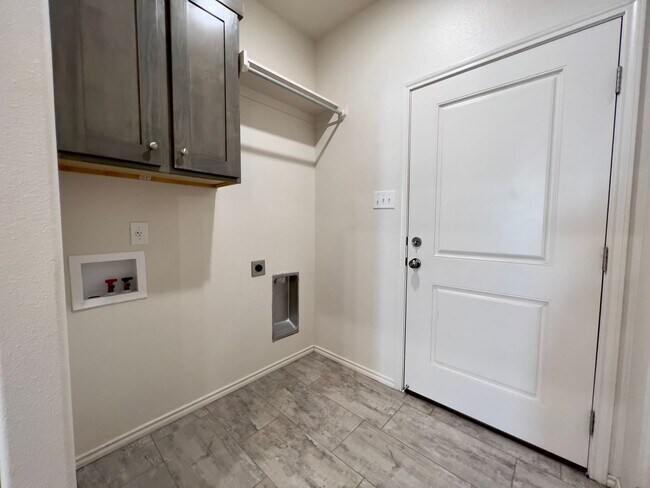 Building Photo - Beautiful 2-Bedroom Townhome in Frenship ISD