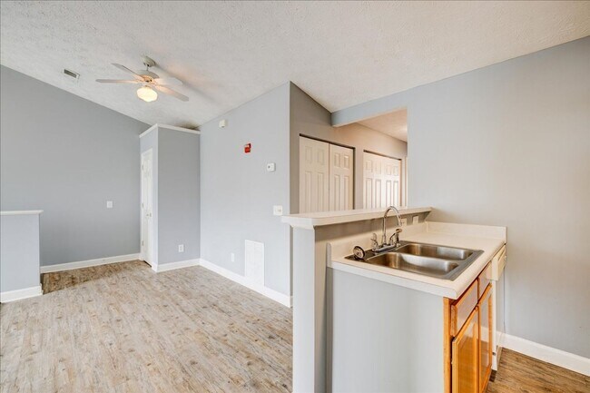 Building Photo - **2 bedroom 2 bath $1199/mo***Evansville, IN*** Pet Friendly**Vaulted Ceilings