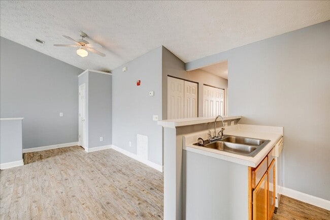 Building Photo - **MOVE IN BY 6/1**2 bedroom 2 bath $1150/m...