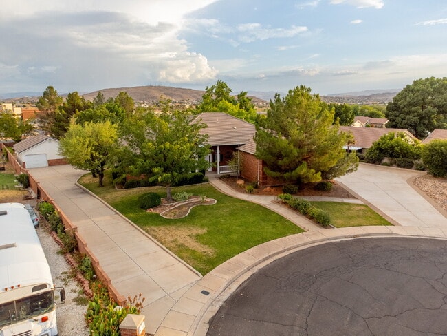 Building Photo - "Spacious 4-Bedroom, 4.5 Bathroom 4792 sq. ft. Retreat with Scenic Views and Cozy Fireplace in St...