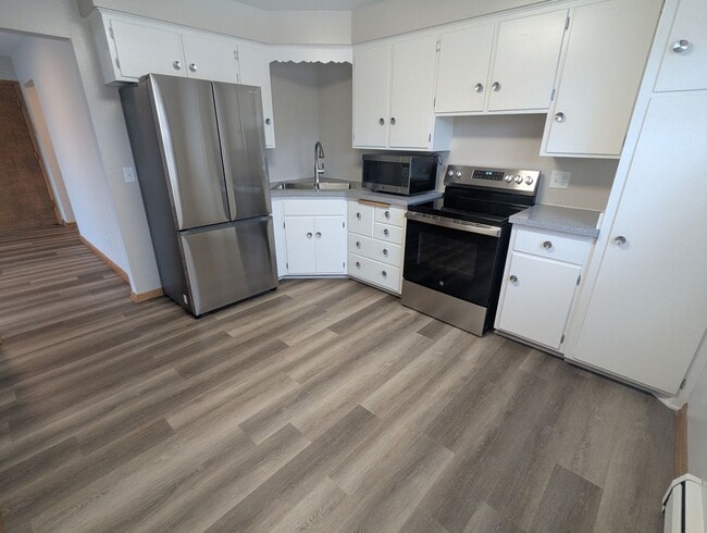 Building Photo - Newley Remodeled 1bed 1bath located near the Vilas neighborhood and hospitals