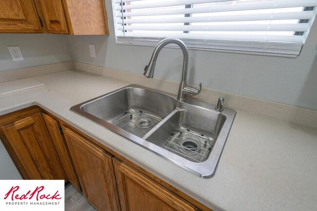 Building Photo - Remodeled 2 Bedroom Townhome. Pet Friendly!