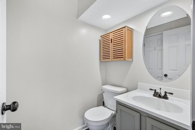 Building Photo - 7123 Gresham Ct E