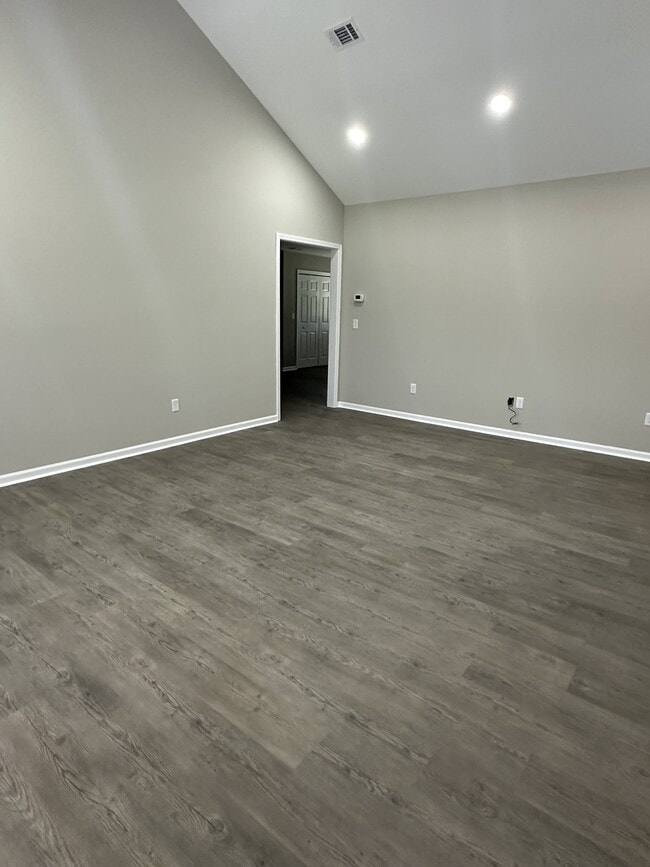 Building Photo - 609 40 th St E