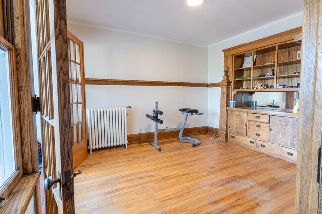 Building Photo - 1110 W 25th St