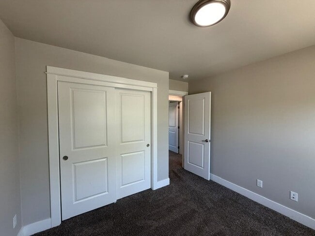 Building Photo - 3 Bedroom 2.5 Bath Townhouse!