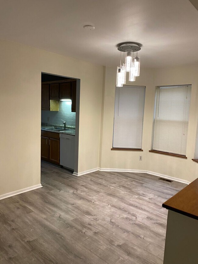 Building Photo - 3 Bedroom 2 Bath Close to the U of M Avail...