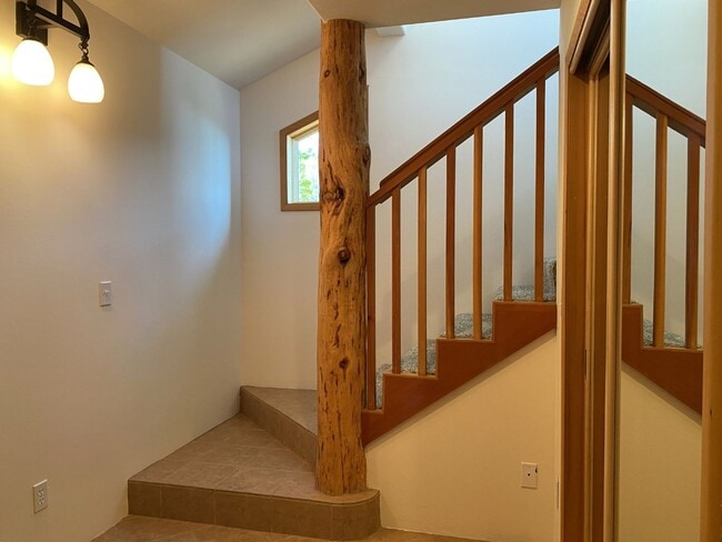 Building Photo - Townhouse On Private Drive In White Salmon, WA