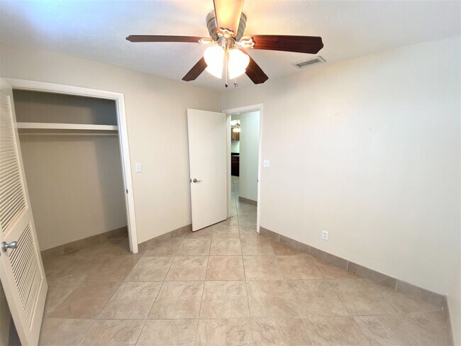 Building Photo - ** SOUTH NAPLES ** 4 BED / 3.5 BATH ** POOL** NO HOA ** PETS OK **ANNUAL **