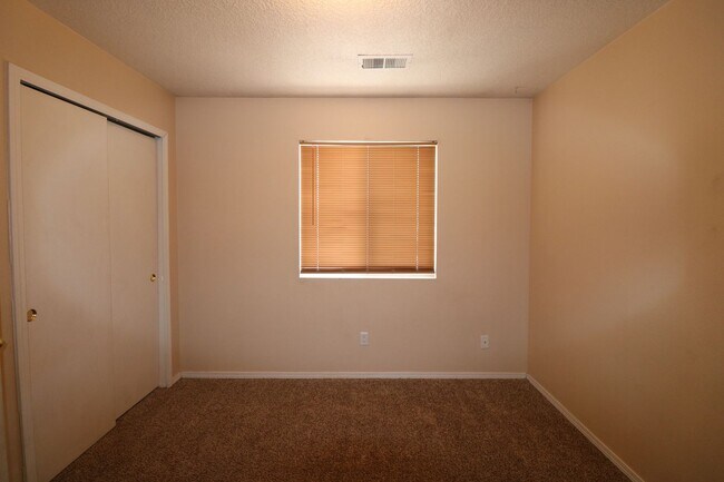 Building Photo - 3BR, 2BA, 2CG