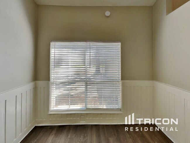 Building Photo - 1919 Creston Dr