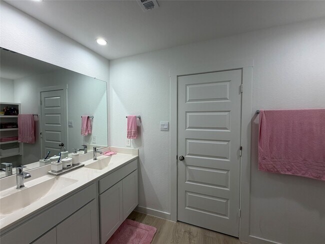 Building Photo - 4986 Edgewood Dr