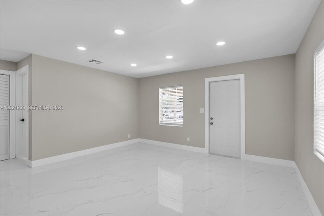 Building Photo - 1660 W 26th St