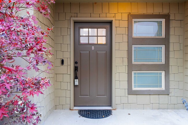 Building Photo - Luxurious townhouse on Cherry St!