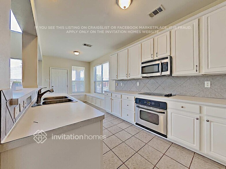 Building Photo - 3900 Rochester Dr