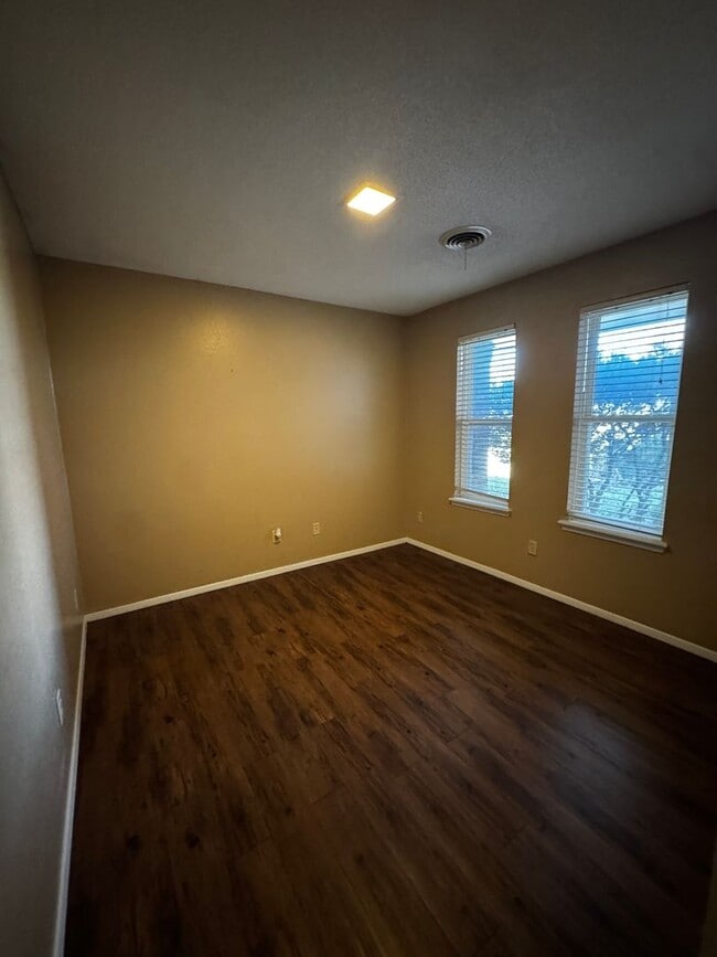 Building Photo - Large 2bedroom 2bathroom CH/A 2 car garage