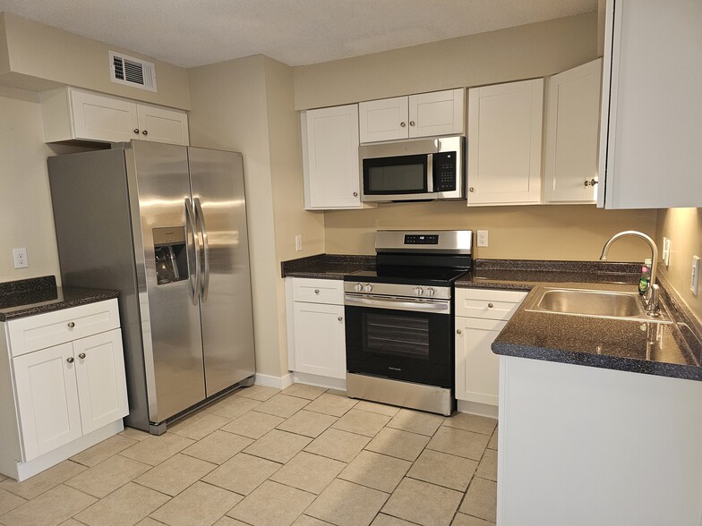 kitchen - 2811 Langley Ave