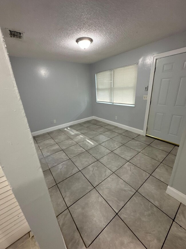 Building Photo - Fully Renovated 3/1 Single Family Ready fo...