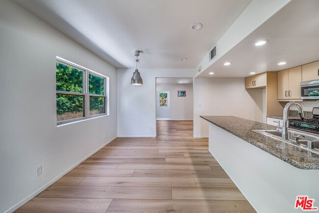 Building Photo - 726 W 37th St