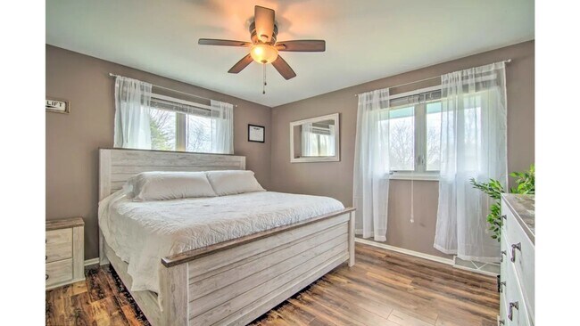 Building Photo - Beautiful Home at Silver Lake