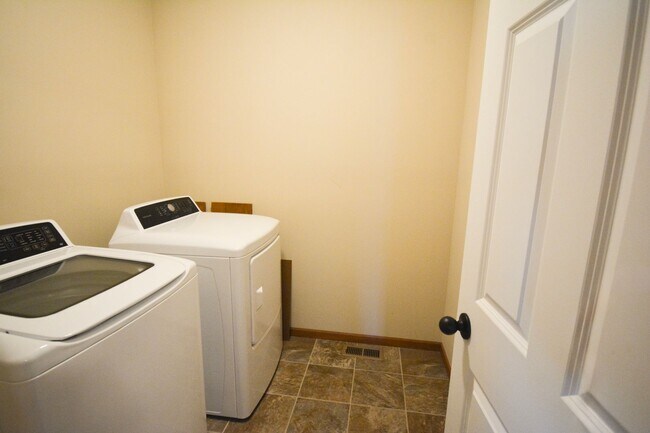 Building Photo - 3 Floor Townhome With Large Yard