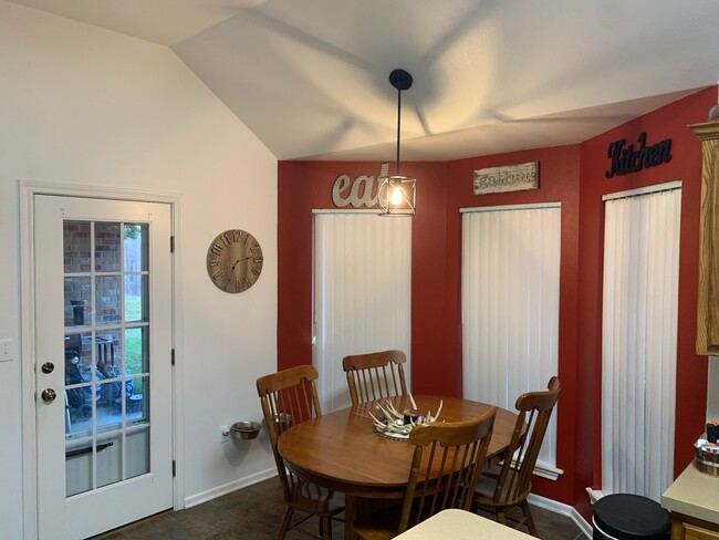 Building Photo - 676 Maplewood Dr