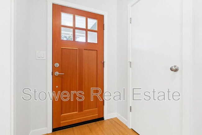 Building Photo - 1099 Larch Ave