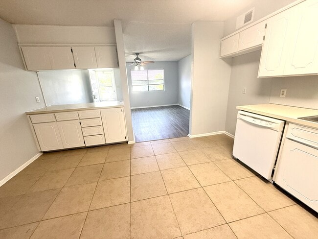 Building Photo - 2206 Shenandoah Dr