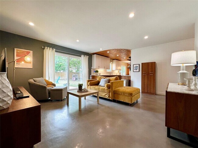 Building Photo - 2707 Ashdale Dr