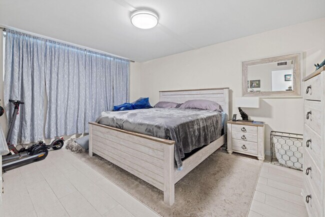 Building Photo - 3100 NE 49th St