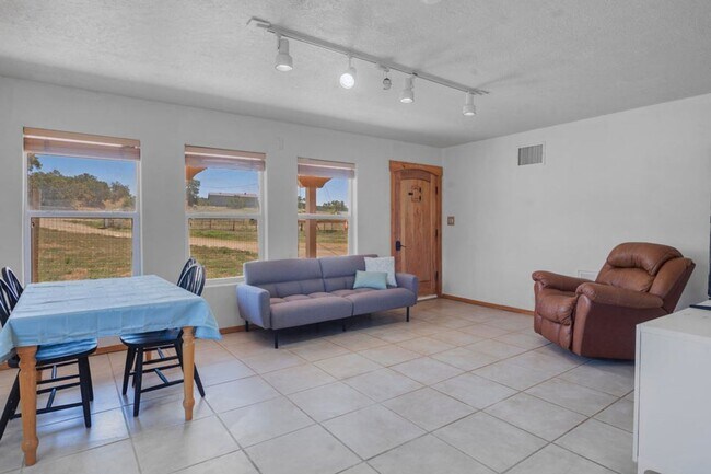 Building Photo - 3 Bedroom, 2.5 Bathroom Home in Edgewood, NM