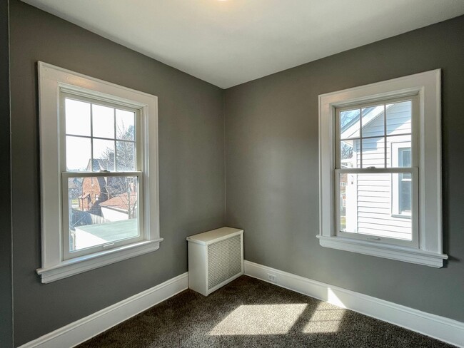 Building Photo - Single Family House 4-Bedroom, 2-Bath For ...