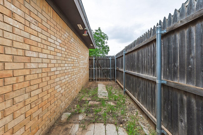 Building Photo - 4407 75th Dr