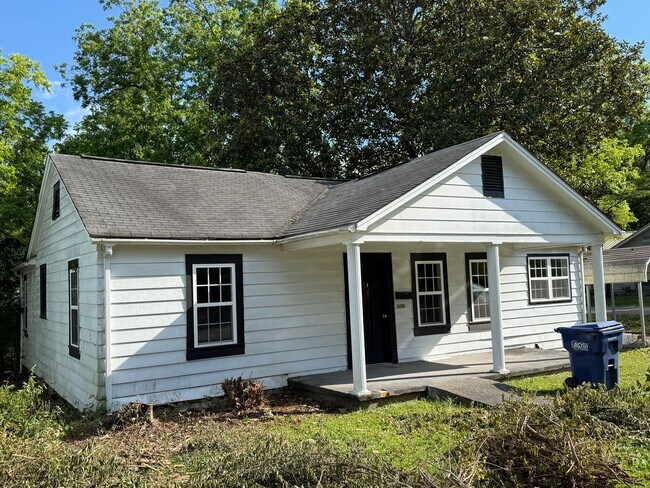 Building Photo - Charming 2 Bedroom / 1 Bathroom Home Near Downtown Pell City & Logan Martin Lake