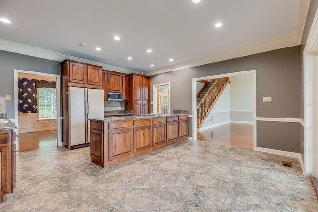 Building Photo - Experience lakefront living at its finest in the heart of East TN