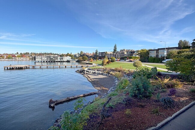 Building Photo - 2Bd/1.75Ba Kirkland Condo