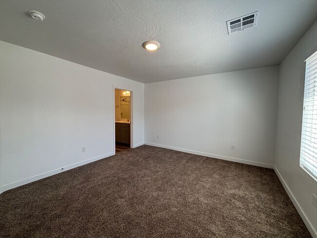 Building Photo - 381 W 2025 N