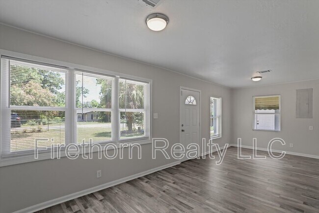 Building Photo - 2528 Luz Dr