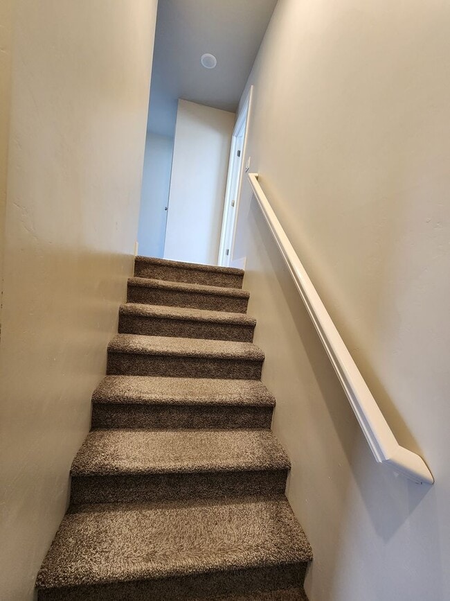 Building Photo - Modern 3-Bedroom Home with Balcony for Ren...