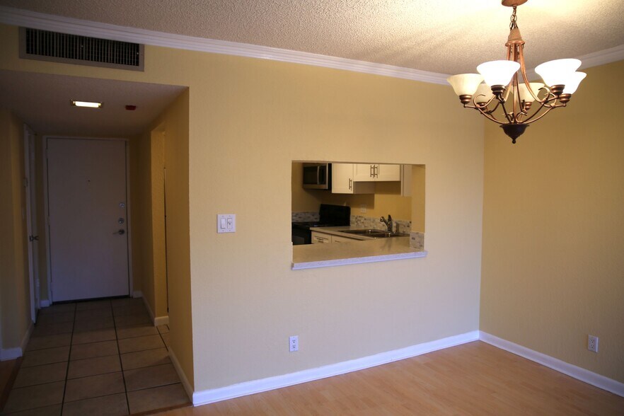 Building Photo - 2306 S Cypress Bend Dr