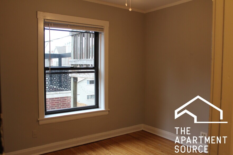 Building Photo - 3005 N Racine Ave