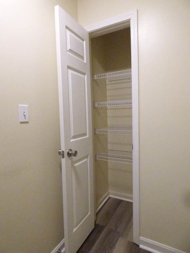 Building Photo - Beautiful Townhouse! All Electric, Washer/...